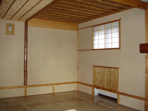 Chashitsu - L'intonaco in argilla cruda e la tavola di legno sull'Oribe-doko: 9-9-2005