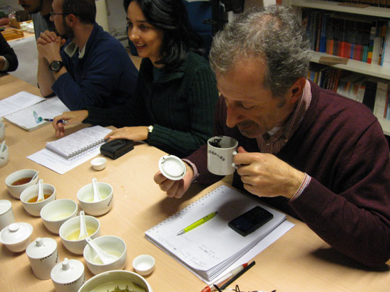 Smelling Pu-erh tea 闻香 普洱茶- Stefano Durante