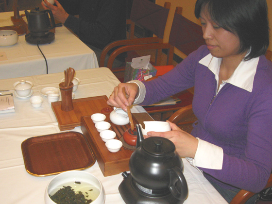 Yuhong prepara il tè Shuixian