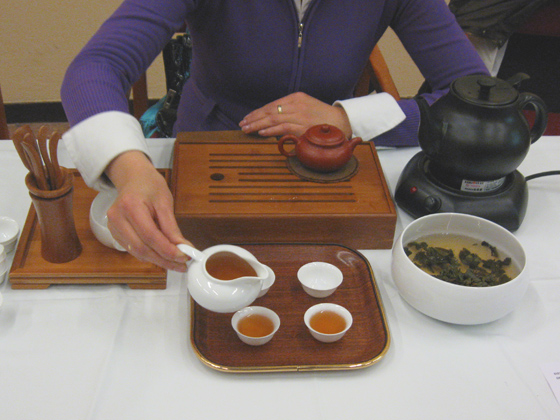 Yuhong prepara il tè Shuixian