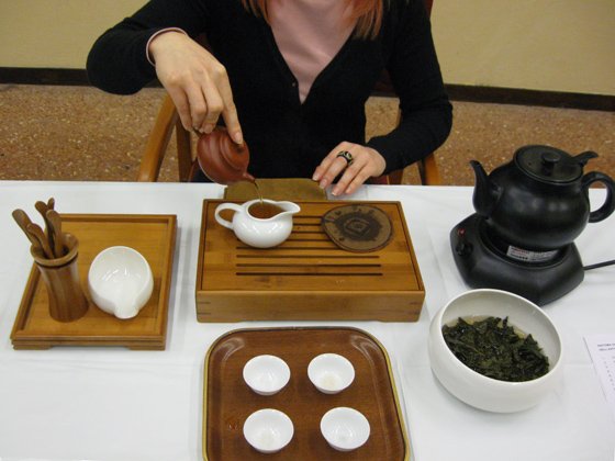 Stefania prepara il tè Shuixian