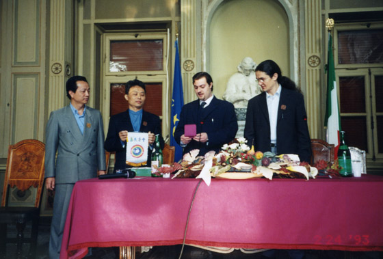 Gift exchang with city government representative 與市政府代表交換禮物