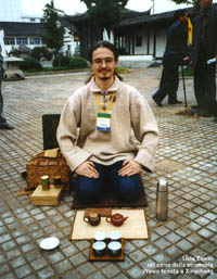 Livio Zanini nel corso della cerimonia del tè Wuwo (Wu-Wo) a Xinchang 無我茶會